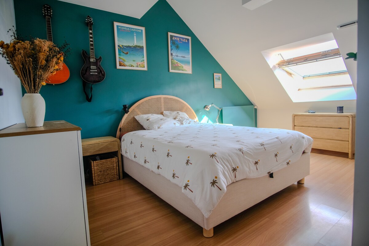 Main bedroom with a queen-size bed